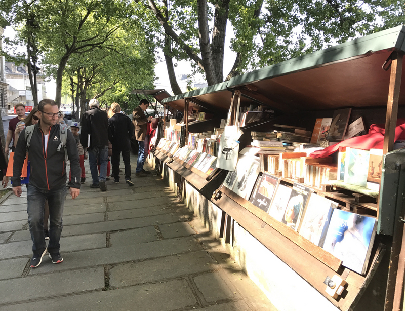 巴黎塞納河兩岸舊書攤是這個城市的獨特風景，起源可追溯到數百年前。但越來越多攤商賣起通俗紀念品，愛書人看不下去，希望申請舊書攤列為非物質文化遺產。   圖：中央社