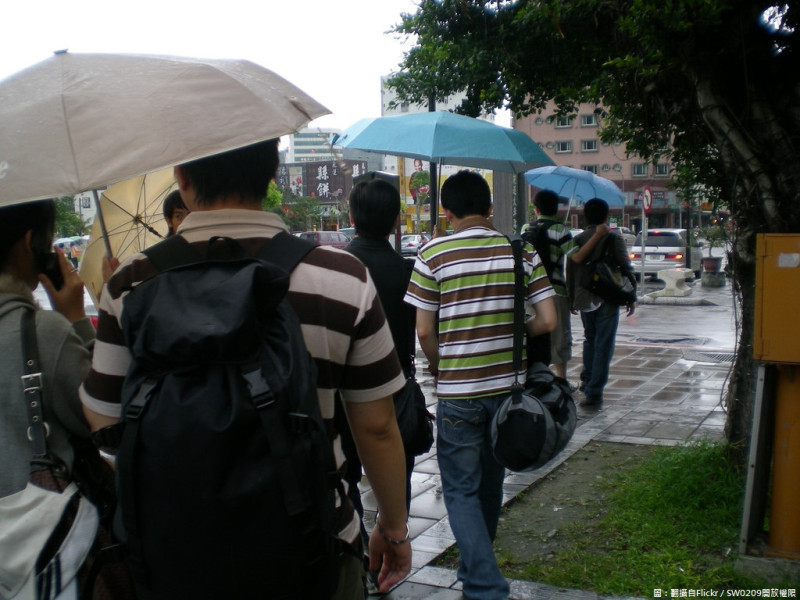 今(15)天鋒面通過台灣，各地轉為有雨的天氣型態，中部以北及東半部清晨雨勢較大，戶外活動需要特別留意。   圖：翻攝自Flickr／SW0209開放權限