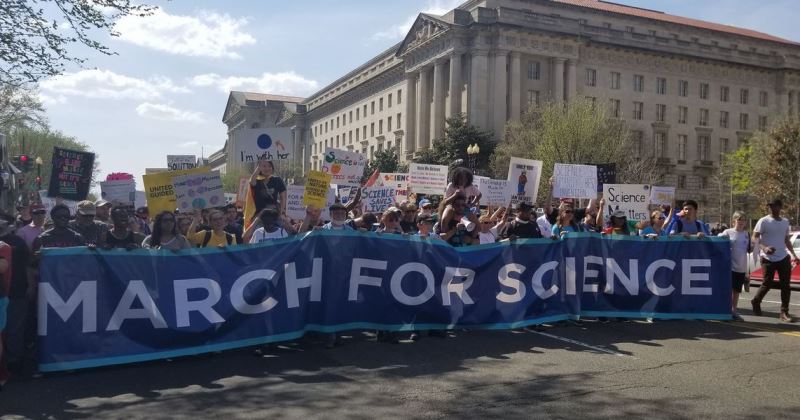 數百人群眾14日聚集在美國華府參與「為科學遊行」，向政府喊話。   （圖取自March for Science臉書www.facebook.com/marchforscience）