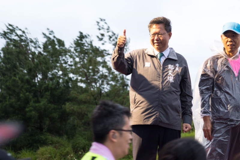 市長鄭文燦親自為「2018海風馬拉松」鳴笛開跑，邀請選手們賽後到附近的農博逛逛。   圖: 桃園市政府/提供