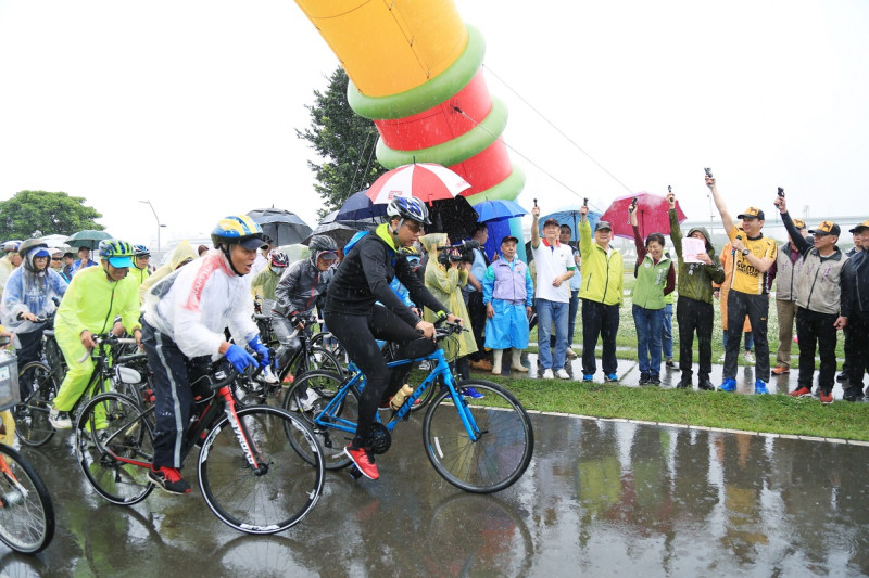 新北市八里龜馬山真慶宮今（15）天舉辦「2018單車騎上龜馬山」活動，吸引上千位車友一同參與。   圖/新北市政府提供