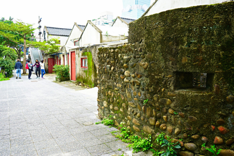 四四南村最特別的是有一座當時的碉堡，為設計者特意保留，雖然現在已經失去以往的功能，卻是四四南村走過歷史的痕跡。   圖 ：台北旅遊網提供