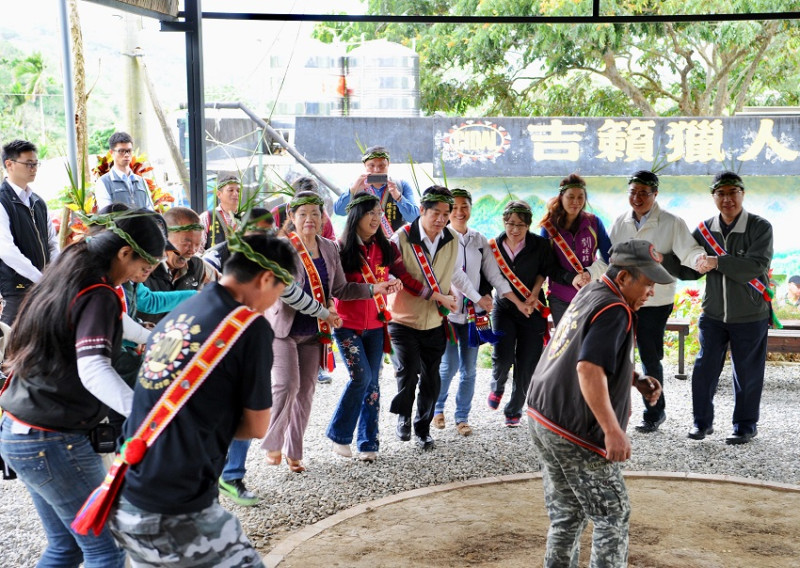 賴揆上午參訪原民部落吉籟獵人學校，與原住民族共舞。   圖：行政院提供
