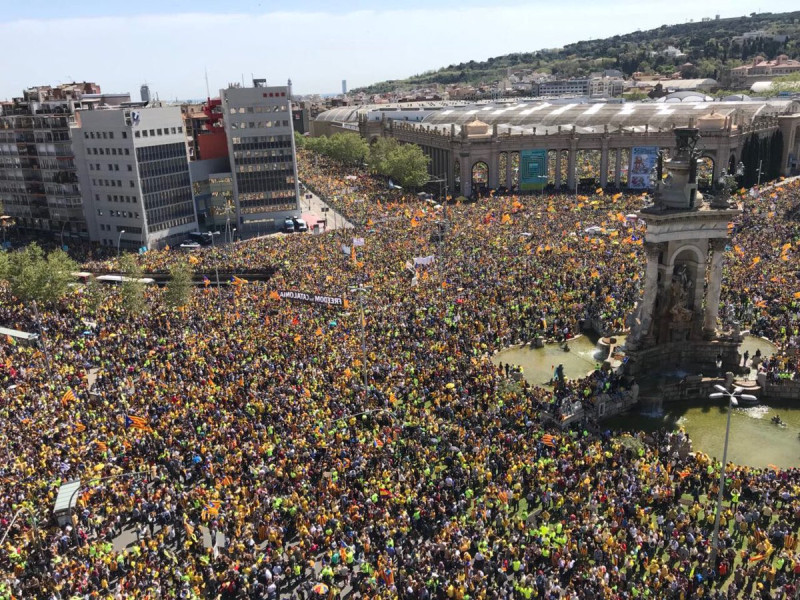 逾30萬人15日走上巴塞隆納街頭，聲援遭關押已半年的加泰隆尼亞獨派領袖。   圖：翻攝Ada Calau推特