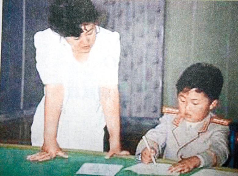 「朝鮮之母」高容姬（左）被爆管教金正恩時，多次遭到金正恩不服「絕食抗議」。   圖：翻攝韓國維基網站