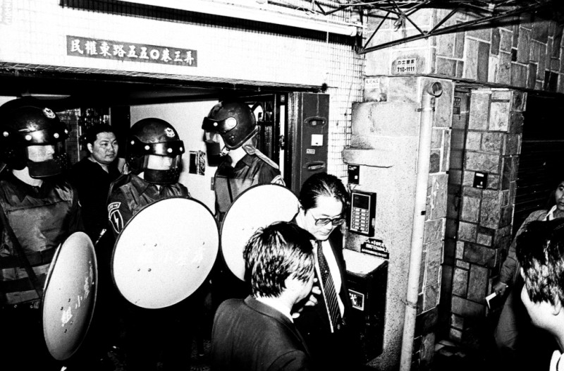1989年4月7日清晨，台北市中山分局刑事組長侯友宜率領霹靂小組，衝進自由時代雜誌社強行要拘捕鄭南榕，霹靂小組後面就是侯友宜。/政治影像工作者邱萬興攝。   圖：邱萬興/攝