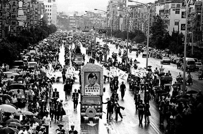 1989年5月19日，鄭南榕出殯當天，上萬民眾走上街頭，從士林走向總統府。/政治影像工作者邱萬興攝。   圖：邱萬興/攝