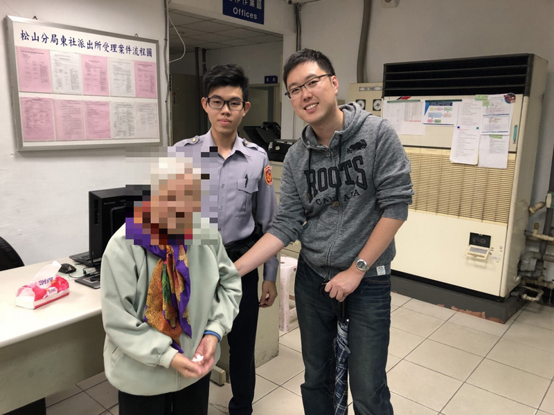 高齡91歲的金吳姓老婦（左）因年邁失智迷途，幸獲熱心民眾向警方通報，但因缺乏證件或可辨識身分的相關資料，員警先將老婦帶回派出所休息，隨後透過人臉辨識系統查詢聯繫上家屬，一家團聚喜泛淚。   圖：台北市警察局松山分局/提供