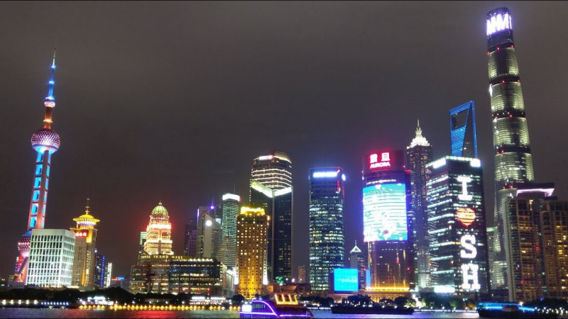 有近七成的台灣早鳥新鮮人想去中國工作。圖為上海市夜景。   圖 : 翻攝自youtube
