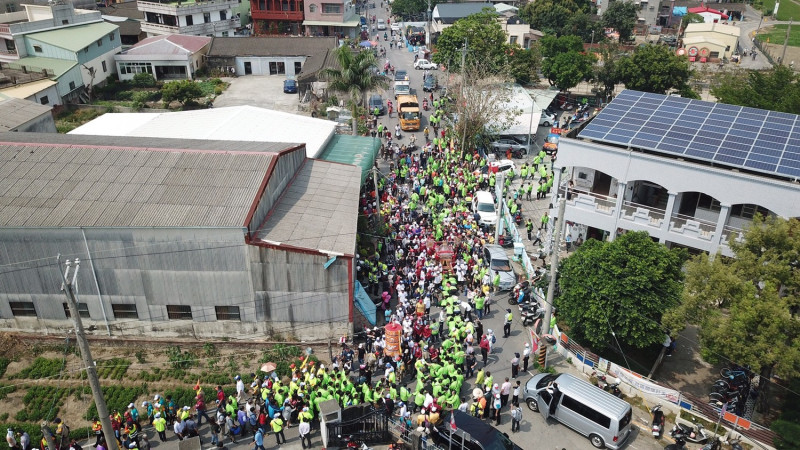 信徒擠滿整個街道。   圖：翻攝吳芳銘臉書