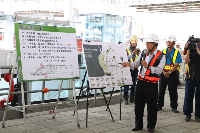 陳菊今（16）日率市府團隊視察71期重劃區、鐵路地下化工程的進度。   圖：高雄市政府／提供