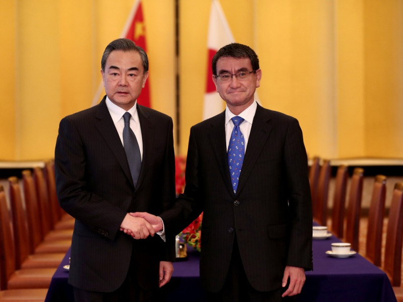 中國外交部長王毅（左）與日本外務大臣河野太郎（右）見面，重啟高層經濟對話。   圖：取自新華社