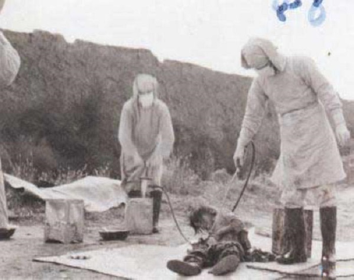 731部隊對受害者注射瘟疫及其他細菌，測試細菌炸彈，並在他們缺乏睡眠且飢餓的狀態下，以人工方式在他們身上進行凍瘡實驗。   圖：翻攝自維基百科
