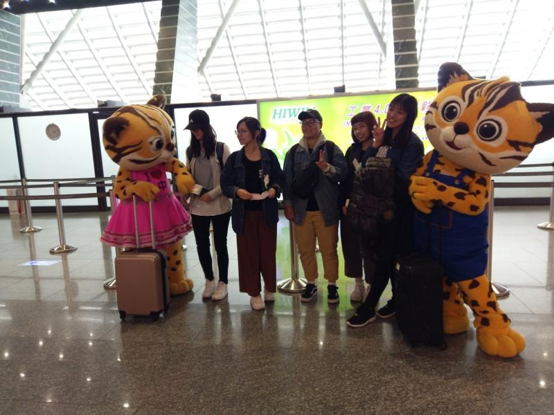 「樂虎」、「來虎」首度出國宣傳花博，在機場與民眾合照。   圖 : 台中市新聞局/提供