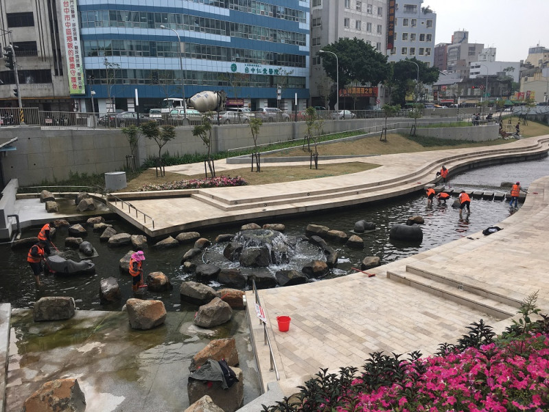 因應汛期將至，台中市的柳川藍帶水岸河段展開清理維護工作及部分設施修繕，所以台灣大道一段至民權路間的水岸河段，即日起至4月29日暫時封閉。   圖 ：台中市政府提供