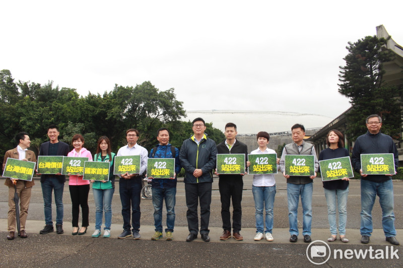 有意參選台北市長的綠委姚文智今日與多位黨籍現任議員、議員參選人召開記者會，號召422柯黑大遊行。   圖：周煊惠 / 攝