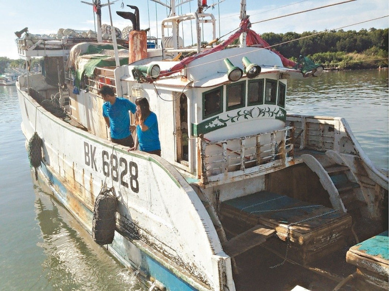 台灣漁船在公海上，常遭別國籍艦艇攔檢。   