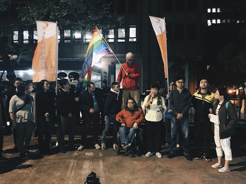 中央選舉委員會今（17）日傍晚通過三個反同公投，台灣伴侶權益推動聯盟隨後在晚間9點緊急動員近百人於中選會前抗議。   圖：伴侶盟提供