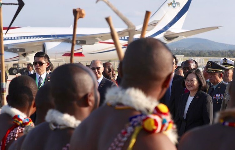 總統蔡英文出訪非洲友邦史瓦濟蘭，經過13小時的飛行，專機在當地時間17日下午抵達，受到盛大軍禮與傳統舞蹈迎接。   圖：中央社