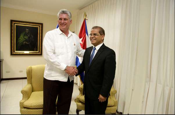 古巴第一副總統狄亞士-卡奈（左）相當低調，圖為2015年他出訪薩爾瓦多。   圖：翻攝薩爾瓦多總統府IG