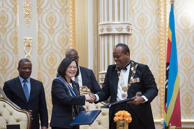 總統接受贈勳並簽署聯合公報。   圖：總統府官網