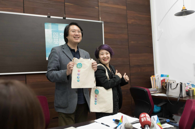 基隆市長林右昌與文化局長馬嫻育展示今年基隆在台灣文博會上將送民眾的文青風布包。   圖：基隆市政府 / 提供