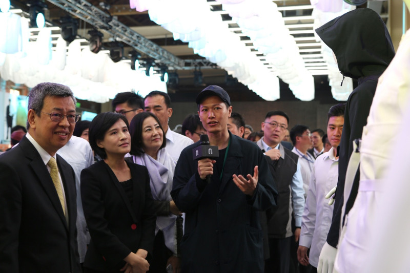 副總統陳建仁、文化部長鄭麗君等貴賓參觀H5時尚的日常。   圖：文化部提供