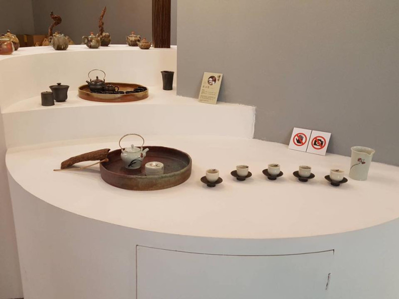 展覽期間每天都會有陶藝家親自介紹陶藝作品以及專業茶人的茶席演繹，歡迎民眾入席體驗「茶與陶」的滋味。   圖：翻攝自吳芳銘臉書