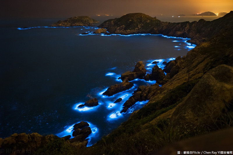 一生必看的美景之一「馬祖藍眼淚」，藍眼淚每年大多出現在4至6月的時候，在夜晚中波光粼粼的海面上，像是發光的藍寶石般閃閃發亮！   圖：翻攝自Flickr／Chen Ray Yi開放權限