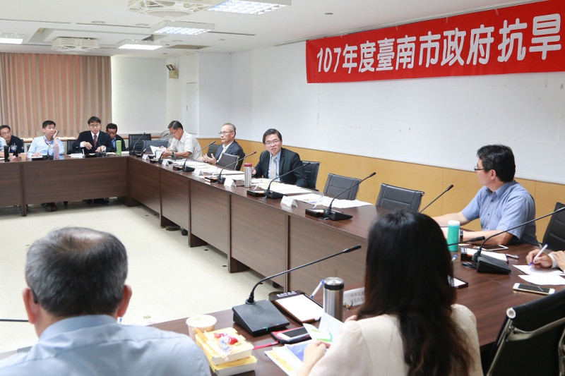 今日台南市代理市長李孟諺在永華市政中心召開抗旱會議，邀集相關單位共商對策，並呼籲市民共體時艱，節約用水。   圖：台南市政府／提供