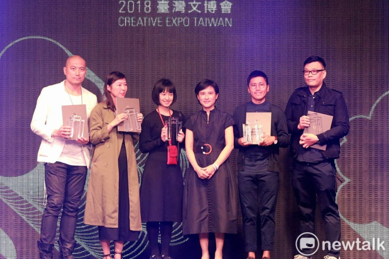 「文博之夜」並舉行台灣文博會文創精品獎頒獎，鄭麗君（右3）希望透過評選優秀作品提升台灣文創產業能量，拔擢優秀創意人才。   圖：陳奕/攝