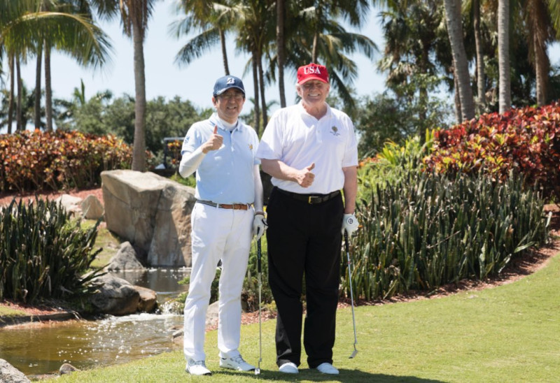 美國總統川普（右）在海湖莊園接待日本內閣總理大臣安倍晉三（左）時，證實準國務卿蓬佩奧會晤朝鮮領導人金正恩。   圖：翻攝川普推特