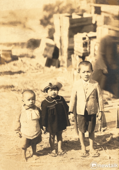 3歲時的盧修一（左一）與堂兄姊合影，有了他們的陪伴，盧修一的童年不寂寞。   圖：白鷺鷥文教基金會/提供