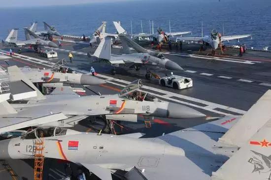 中國遼寧艦滿載24架殲-15艦載機和多架直-18F反潛直升機等，參加海空聯合軍演。   圖：翻攝自中國國防部網站