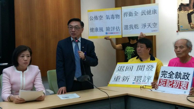陳宜民（左二）及王育敏（左一）表示，李應元在16日深澳電廠專案報告中途落跑。   圖：台灣健康空氣行動聯盟／提供