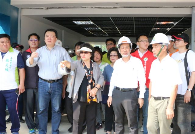 高雄市長陳菊在任期最後一天視察鳳山運動公園設施改造工程。   圖：高雄市政府/提供