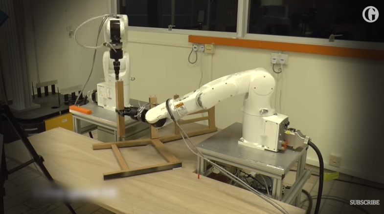 科學家推出新型機器人，不到9分鐘，就能夠組裝完成IKEA木椅。   圖：翻攝自youtube