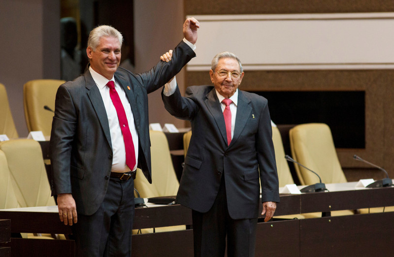 古巴19日選出新總統，勞爾‧卡斯楚（右）正式交棒給狄亞士-卡奈，象徵開啟新的時代。   圖：達志影像/路透社