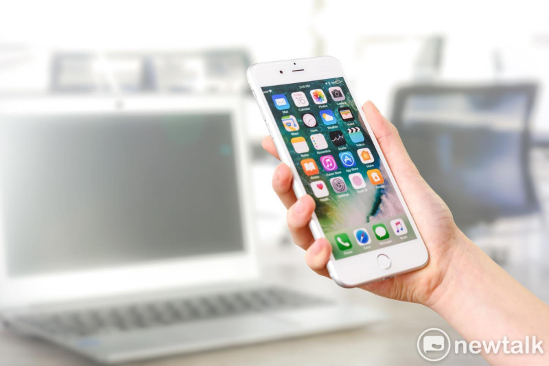 蘋果新iPhone備受關注。外媒報導，今年兩款OLED版iPhone供應鏈備貨提前，LCD版iPhone觸控螢幕整合良率獲解決，鴻海可望是3款新品最大組裝供應商。   圖：翻攝自 PEXELS (資料照片)