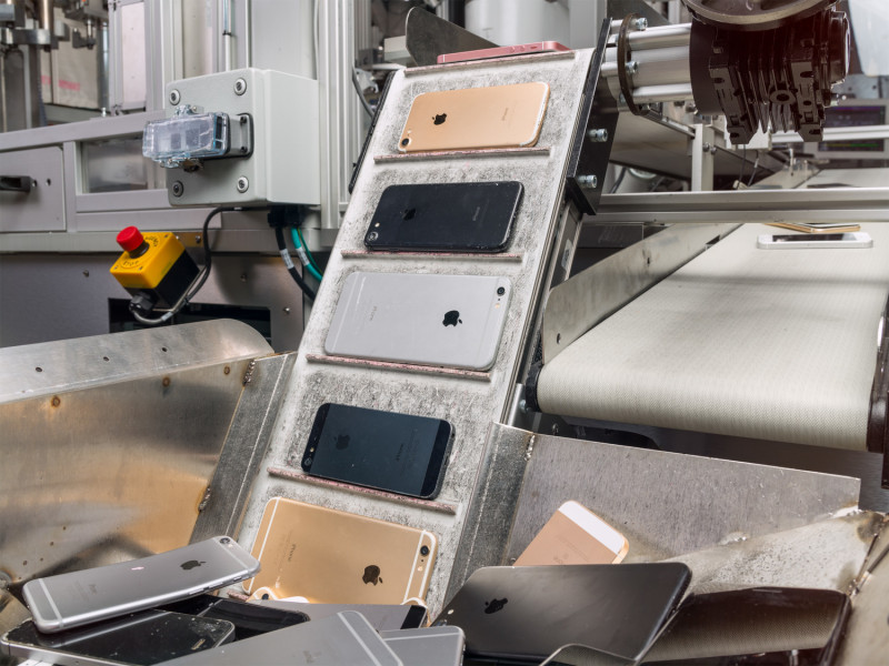 蘋果近日推出回收機器人黛西，每小時能夠拆解 200 台 iPhone 。   圖：翻攝自蘋果