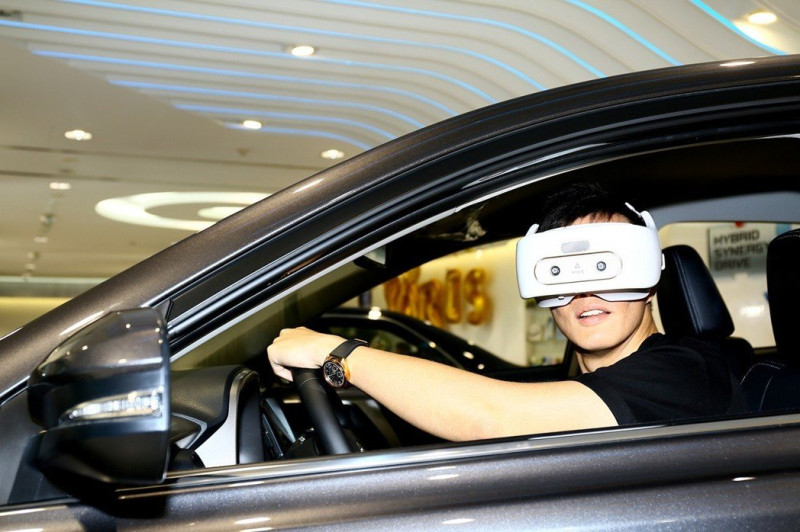 宏達電的VR一體機VIVE Focus正式在台進入企業應用VR解決方案市場，並攜手TOYOTA推出VR安全模擬體驗，讓顧客在賞車時，不用上路也能體驗實際駕駛的感覺。   圖：宏達電 提供