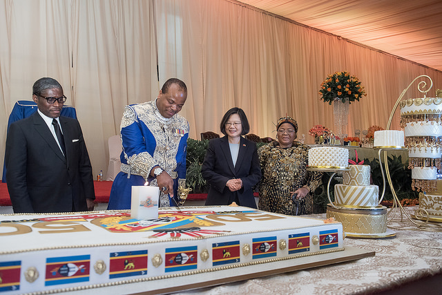 總統蔡英文此次出訪，也出席了史瓦濟蘭國王史瓦帝三世生日宴。   圖：總統府/提供