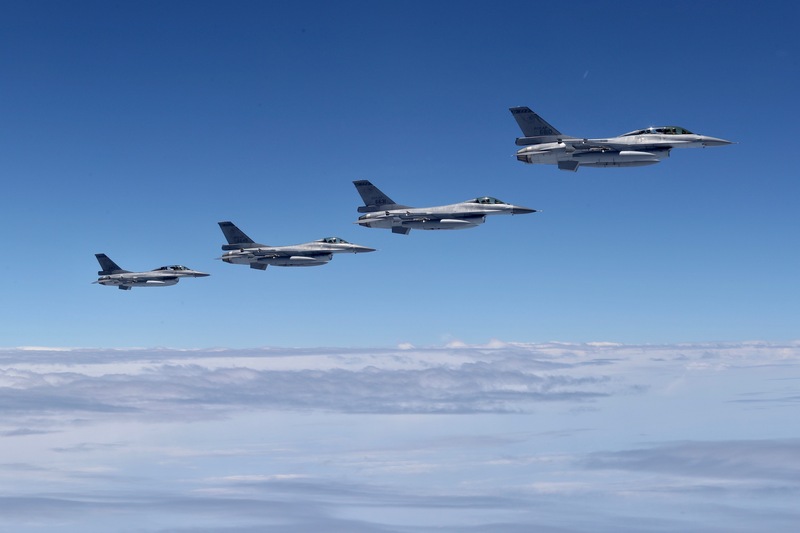 4架F-16戰機升空伴飛，整齊劃一。   圖：中央社