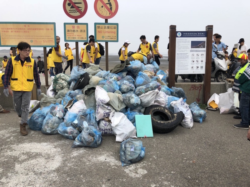 許厝港淨灘所清出的垃圾。   圖：桃園市政府/提供