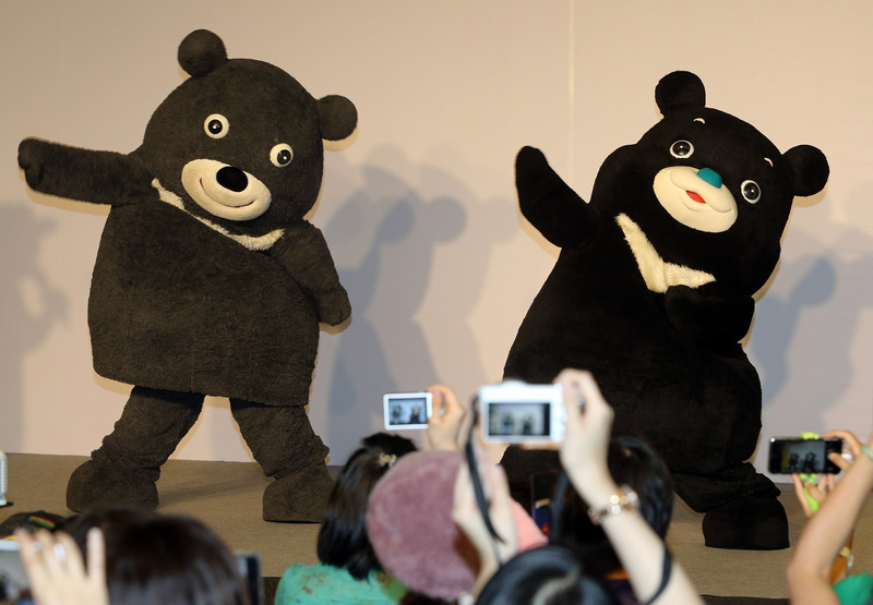 台北市吉祥物熊讚接受「微整形」，新造型21日亮相，舊熊讚（左）與「新朋友」海洋熊讚（右）同台熱舞，吸引民眾搶拍。   圖：中央社/提供