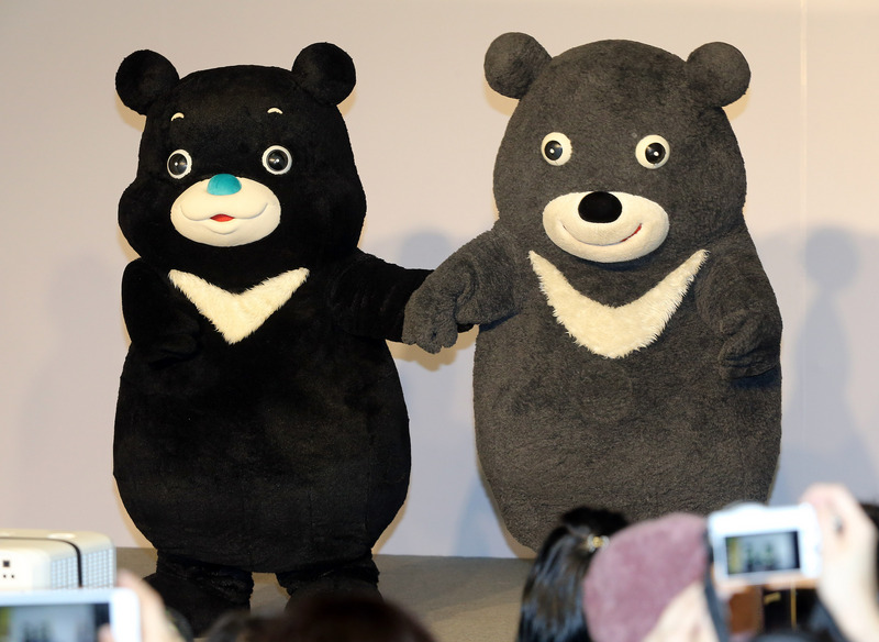 台北市吉祥物熊讚接受「微整形」，新造型21日下午正式亮相，舊熊讚（右）介紹這位「新朋友」海洋熊讚（左），兩隻熊讚同台站在一起，哪裡不同一目了然。   圖：中央社/提供