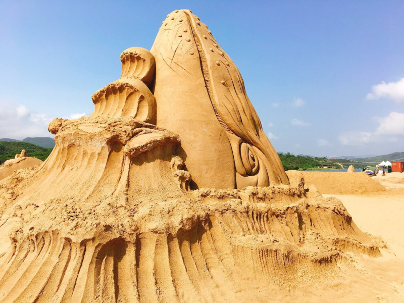 東北角鹽寮至福隆一帶，綿延三公里長的黃金沙灘，被世界沙雕協會鑑定為台灣最適合沙雕的場所。   圖：翻攝自《東北角之友》FB