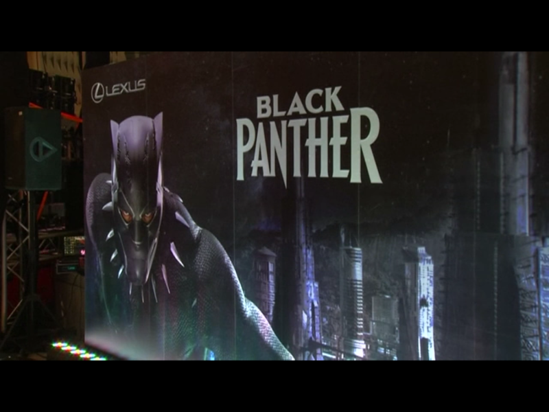 民眾手中拿著早已銷售一空的好萊塢動作鉅片「黑豹」（Black Panther）的寶貴電影票，並帶著爆米花桶及碳酸飲料走進影廳。   圖：翻攝自Youtube