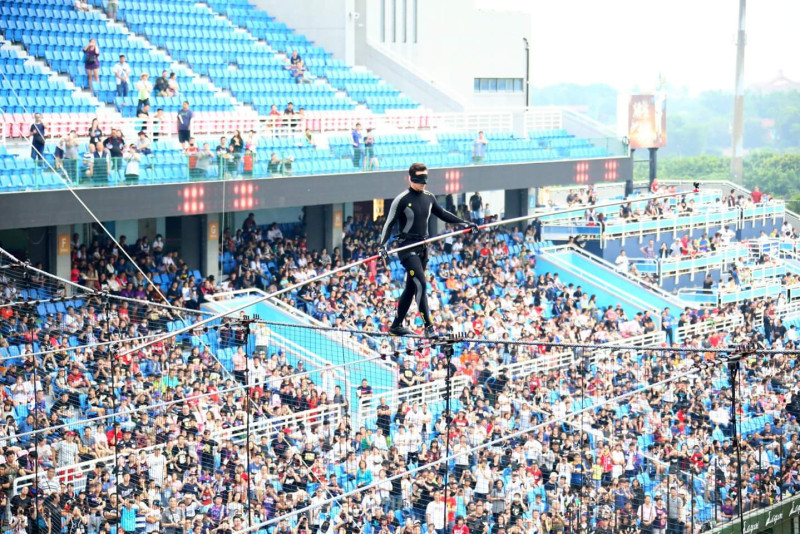 莫瑞紀歐在完成開球後，還繼續挑戰在高空矇眼走鋼索。   圖：翻攝自Lamigo Monkeys臉書