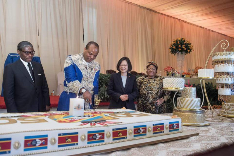 適逢史瓦濟蘭獨立建國50週年，國王恩史瓦帝三世和蔡英文總統一起切生日蛋糕，為史國慶生。   圖：翻攝自蔡英文臉書